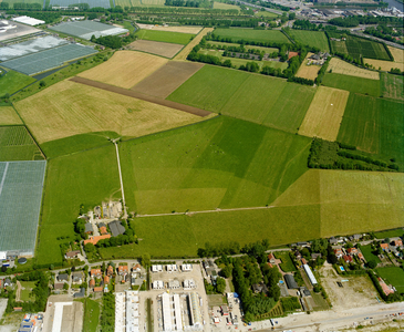 840486 Luchtfoto van een boerderijcomplex (links) aan de Groenedijk te De Meern (gemeente Vleuten-De Meern), uit het ...